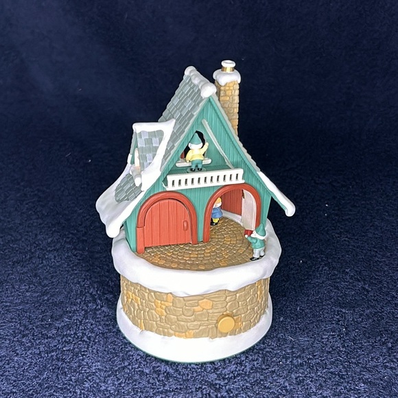 Hallmark “Santa’s Merry Workshop” Music Box with Movement 1998, Vintage - Picture 5 of 9